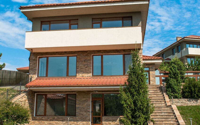 Продажа домов село Иванковичи .Коттеджному комплексу «МАЄТОК. Скарбниця Європи