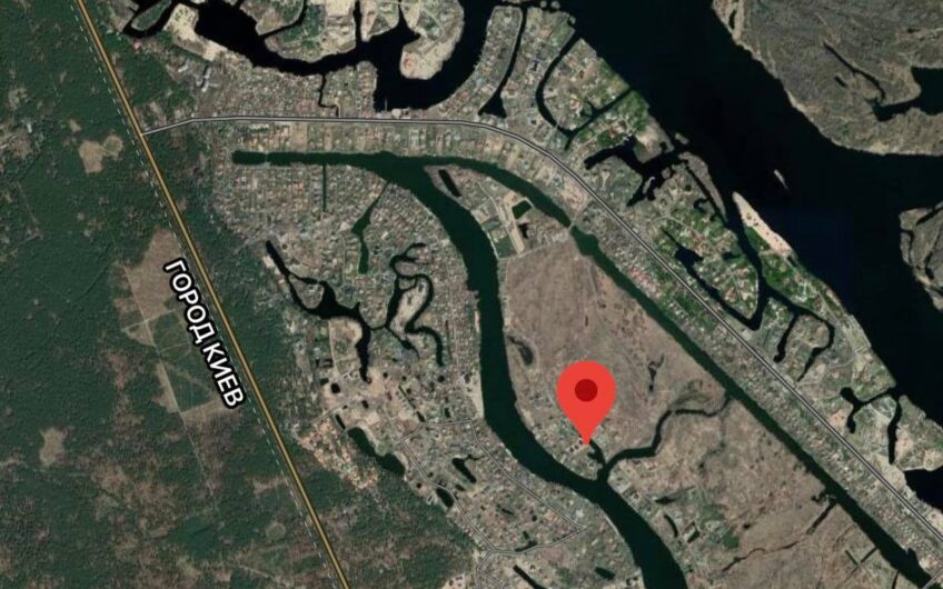 Продажа участка земли в  коттеджном городке с выходом на воду.