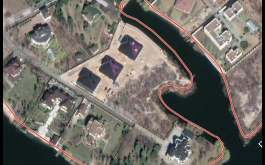 Продажа участка земли в  коттеджном городке ,начало дамбы.