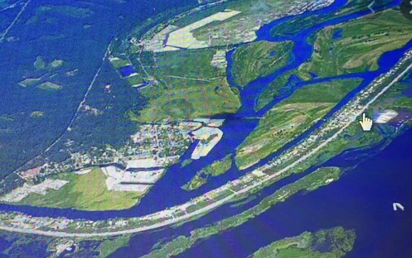 Продажа участка земли в  коттеджном городке ,начало дамбы.