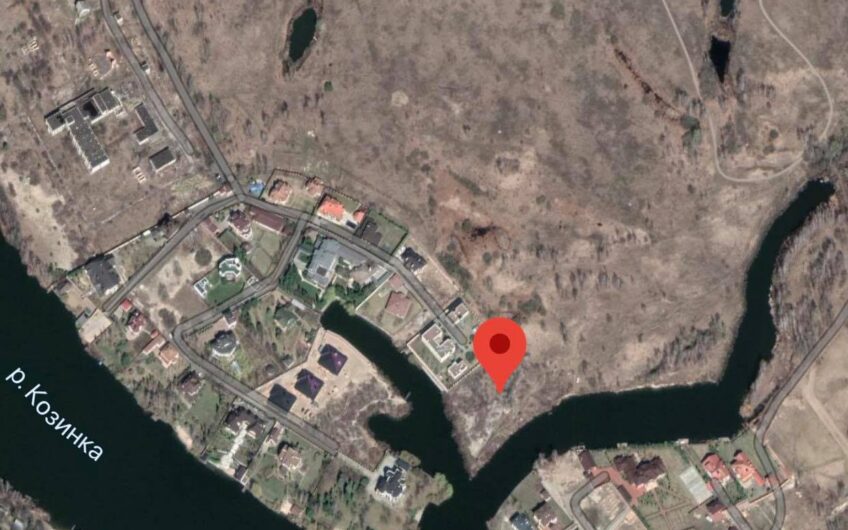 Продажа участка земли в  коттеджном городке с выходом на воду.