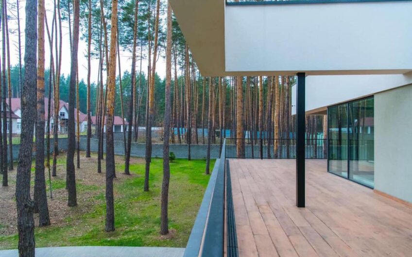 Аренда дома в Стоянке в городке дом, 2 км от трассы житомирской, закрытая охраняемая территория.