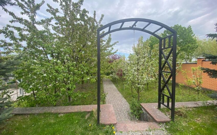 Продажа дома в районе Лесников в городке охраняемом.