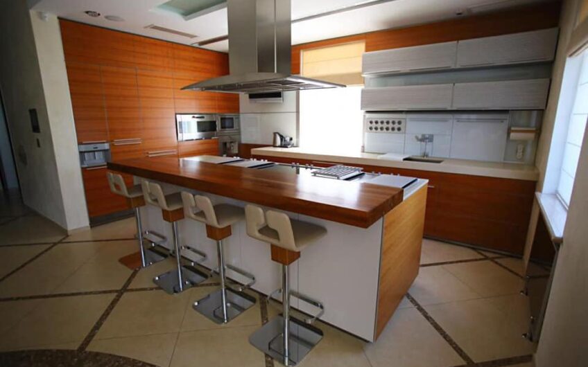 Продажа частного дома в Киеве 1000 м2. метро. Нивки, ул.Щербаковского.