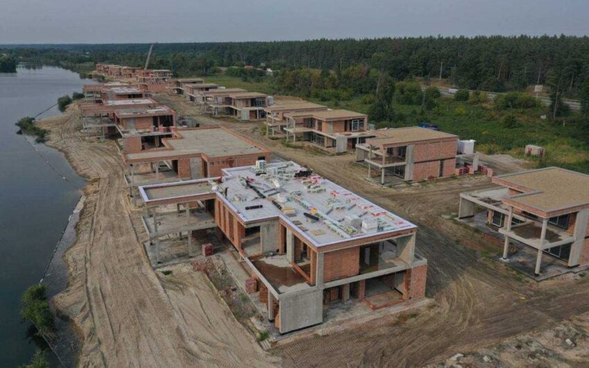 Продажа домов Клубный посёлок Ariel — это 16 коттеджей. С выходом на озеро.