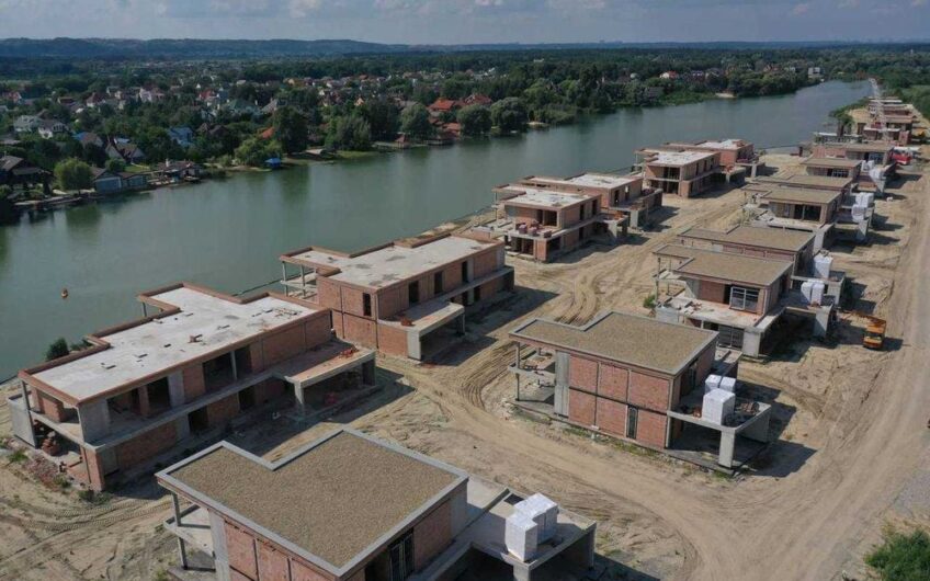 Продажа домов Клубный посёлок Ariel — это 16 коттеджей. С выходом на озеро.