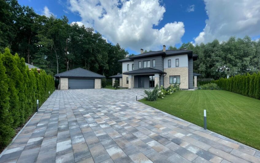Продажа современного дома с бассейном в КГ Ясный Хутор.