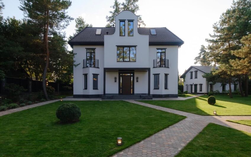 Продажа красивого дома в селе Козин. Новый ремонт .