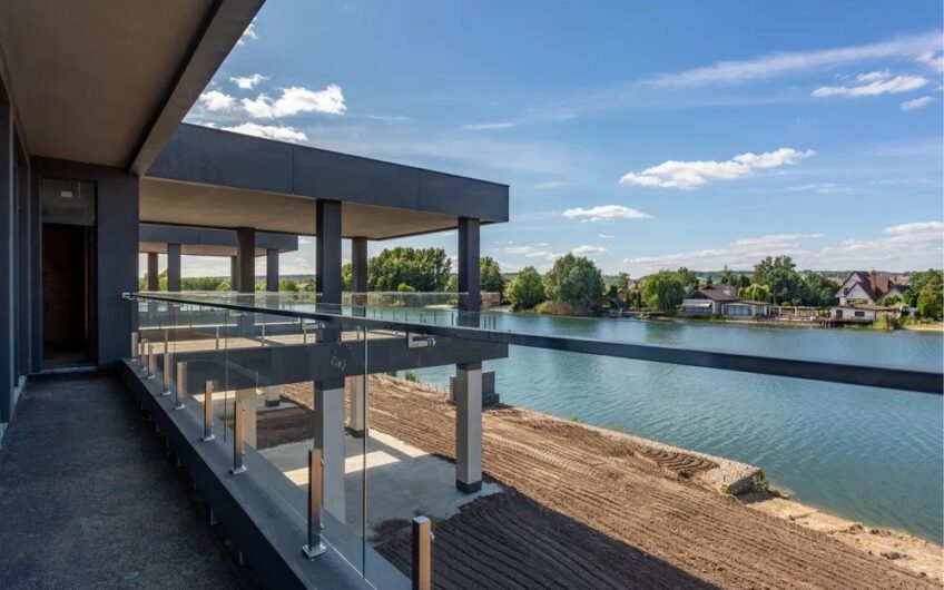 Продажа современного дома с выходом на озеро КГ Ariel Village.Романков.