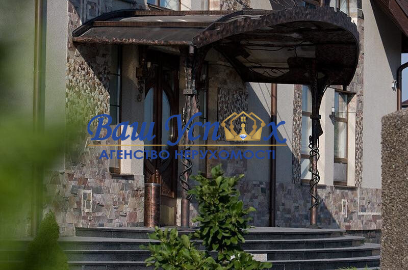 Продаж ексклюзивного будинку з виходом до річки в котеджному містечку.