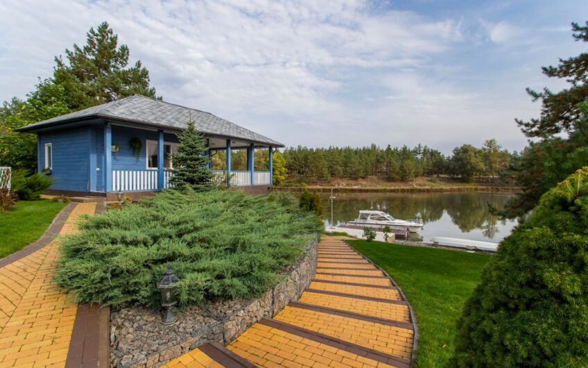 Продаж розкішного будинку з віходом на реку В котеджному містечку  Riviera Village.