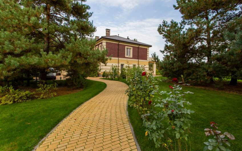Продаж розкішного будинку з віходом на реку В котеджному містечку  Riviera Village.