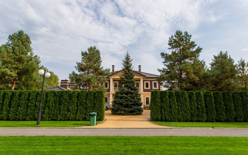 Продаж розкішного будинку з віходом на реку В котеджному містечку  Riviera Village.