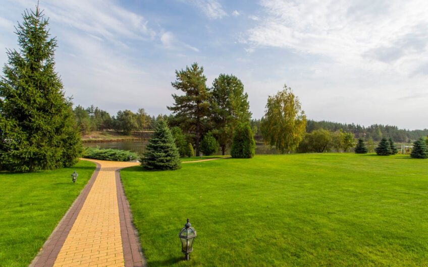 Продаж розкішного будинку з віходом на реку В котеджному містечку  Riviera Village.