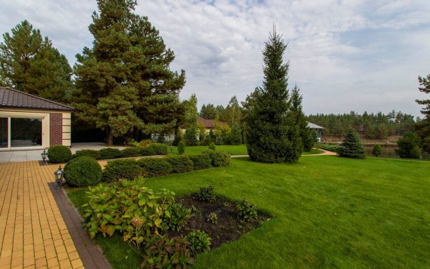 Продаж розкішного будинку з віходом на реку В котеджному містечку  Riviera Village.