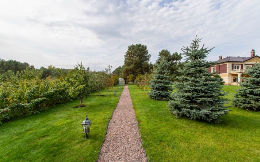 Продаж розкішного будинку з віходом на реку В котеджному містечку  Riviera Village.