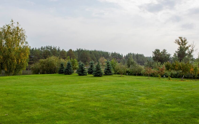 Продаж розкішного будинку з віходом на реку В котеджному містечку  Riviera Village.