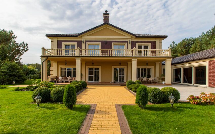 Продаж розкішного будинку з віходом на реку В котеджному містечку  Riviera Village.
