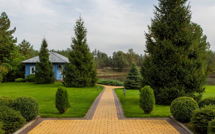 Продаж розкішного будинку з віходом на реку В котеджному містечку  Riviera Village.