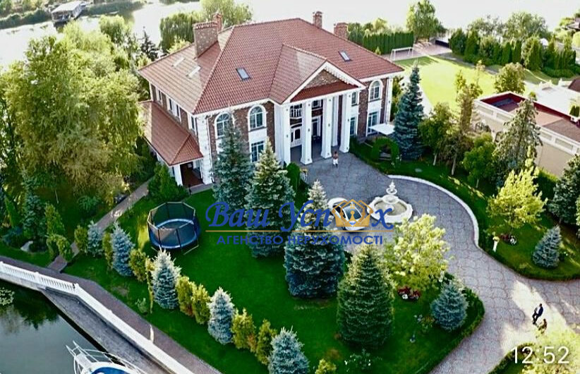 Продаж будинку в Кончі-Заспі розташоване на півострові з виходом у Дніпро.