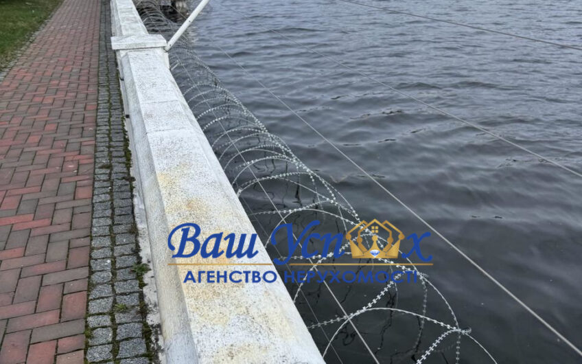 Продаж будинку в Кончі-Заспі розташоване на півострові з виходом у Дніпро.