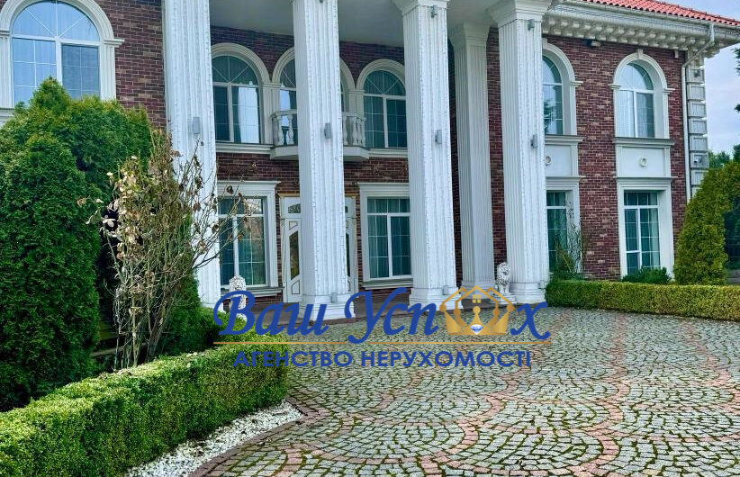 Продаж будинку в Кончі-Заспі розташоване на півострові з виходом у Дніпро.
