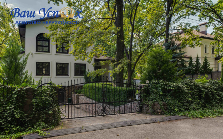 Продається будинок в селі Віта-Поштова, розташованому в 12 хвилинах від Києва біля лісу. Одеське шосе.