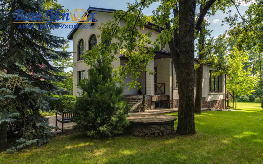 Продається будинок в селі Віта-Поштова, розташованому в 12 хвилинах від Києва біля лісу. Одеське шосе.