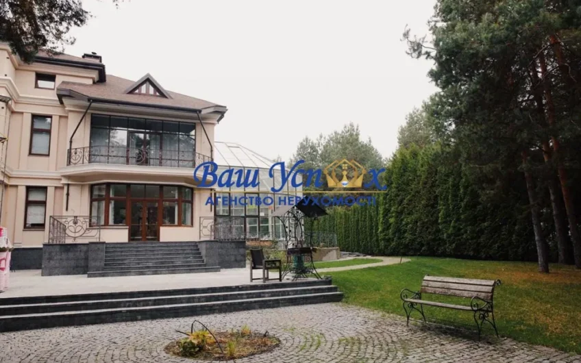 Продажа добротного дома в лесу с выходом на реку ,находится в городке в начале Дамбы.