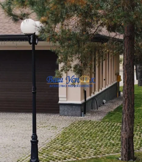 Продажа добротного дома в лесу с выходом на реку ,находится в городке в начале Дамбы.