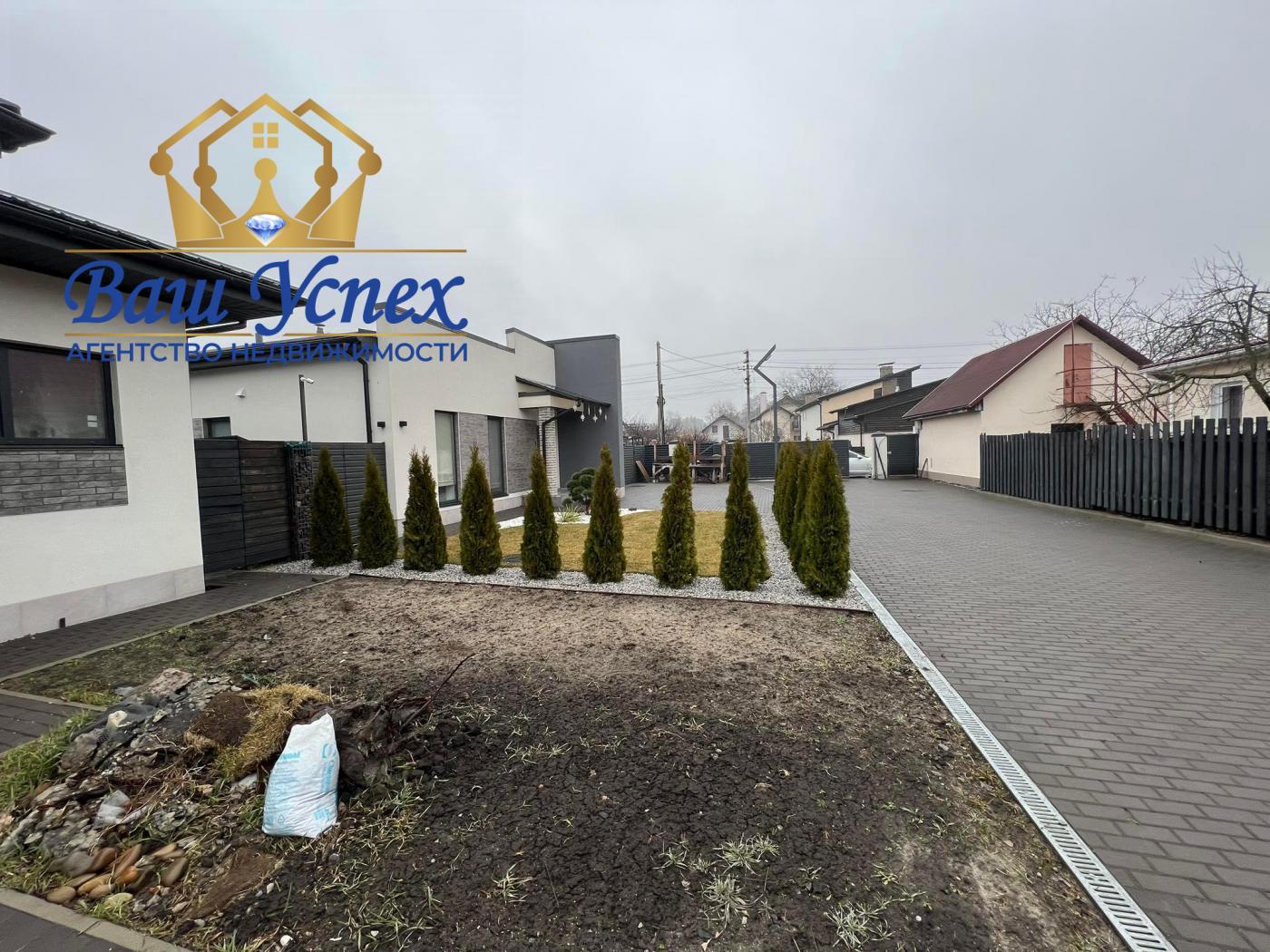 Продаж нового будинку в містечку. В один поверх село Романків.
