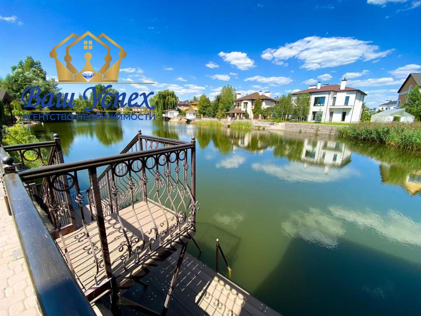 Продажа дома с выходом на озеро .село Козин. КГ MontanaVillage