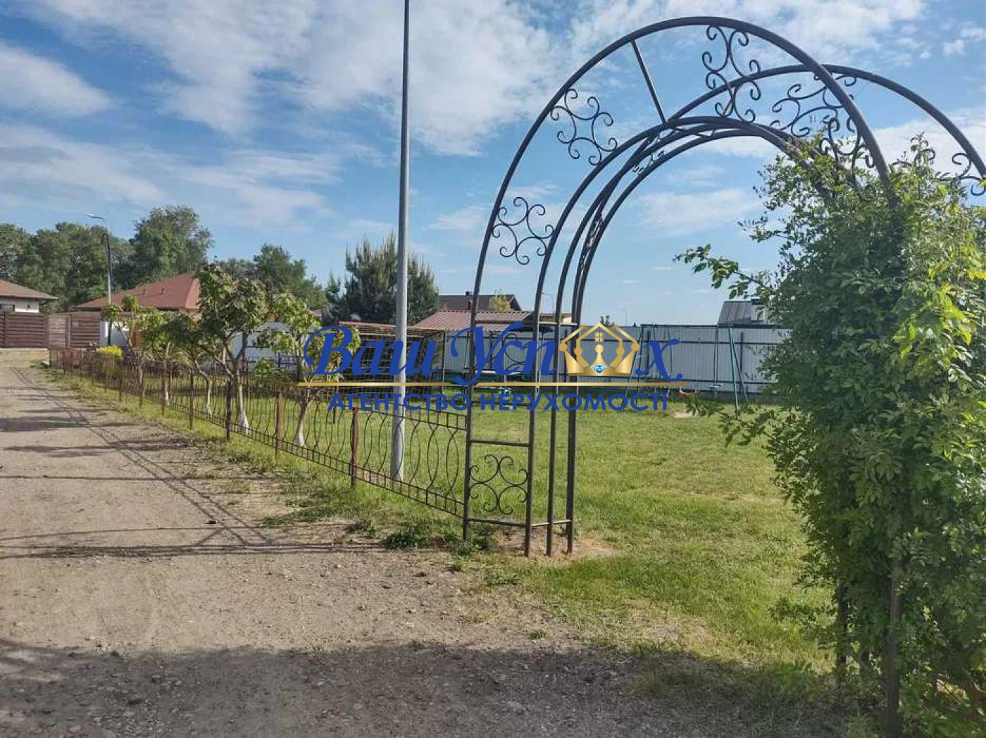 Продажа дома в поселоке Хотяновка с подземным паркингом