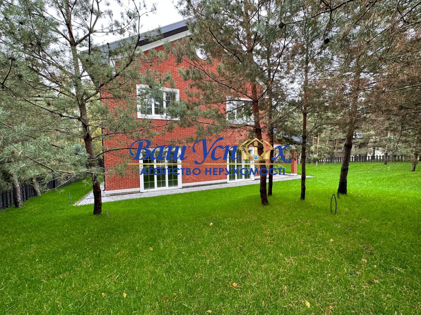 Продаж нового будинку в лісовій частині містечка.  КГ Green Hills
