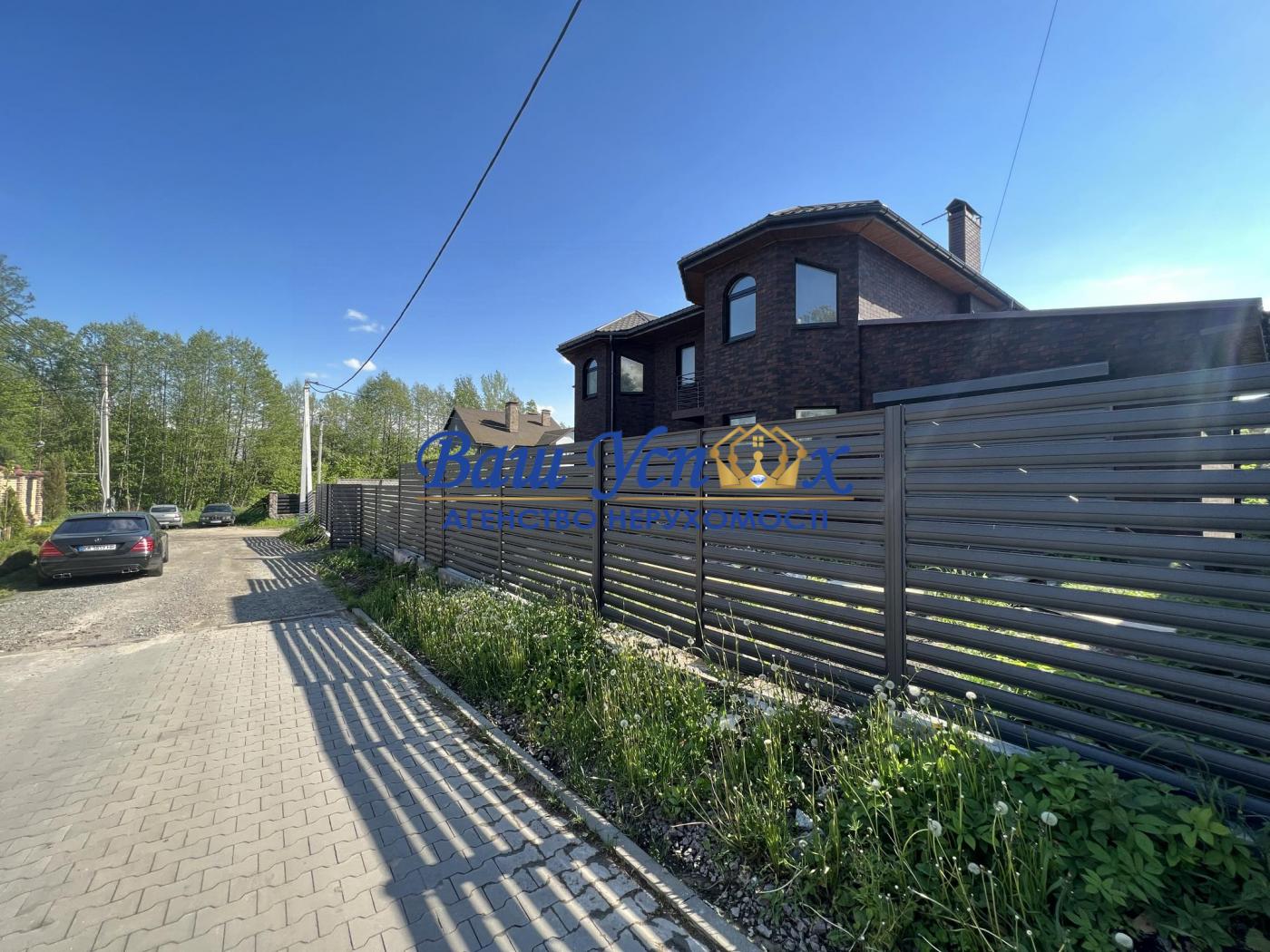 Продажа дома в городке. Ирпень лес .  В  коттеджном  городке .
