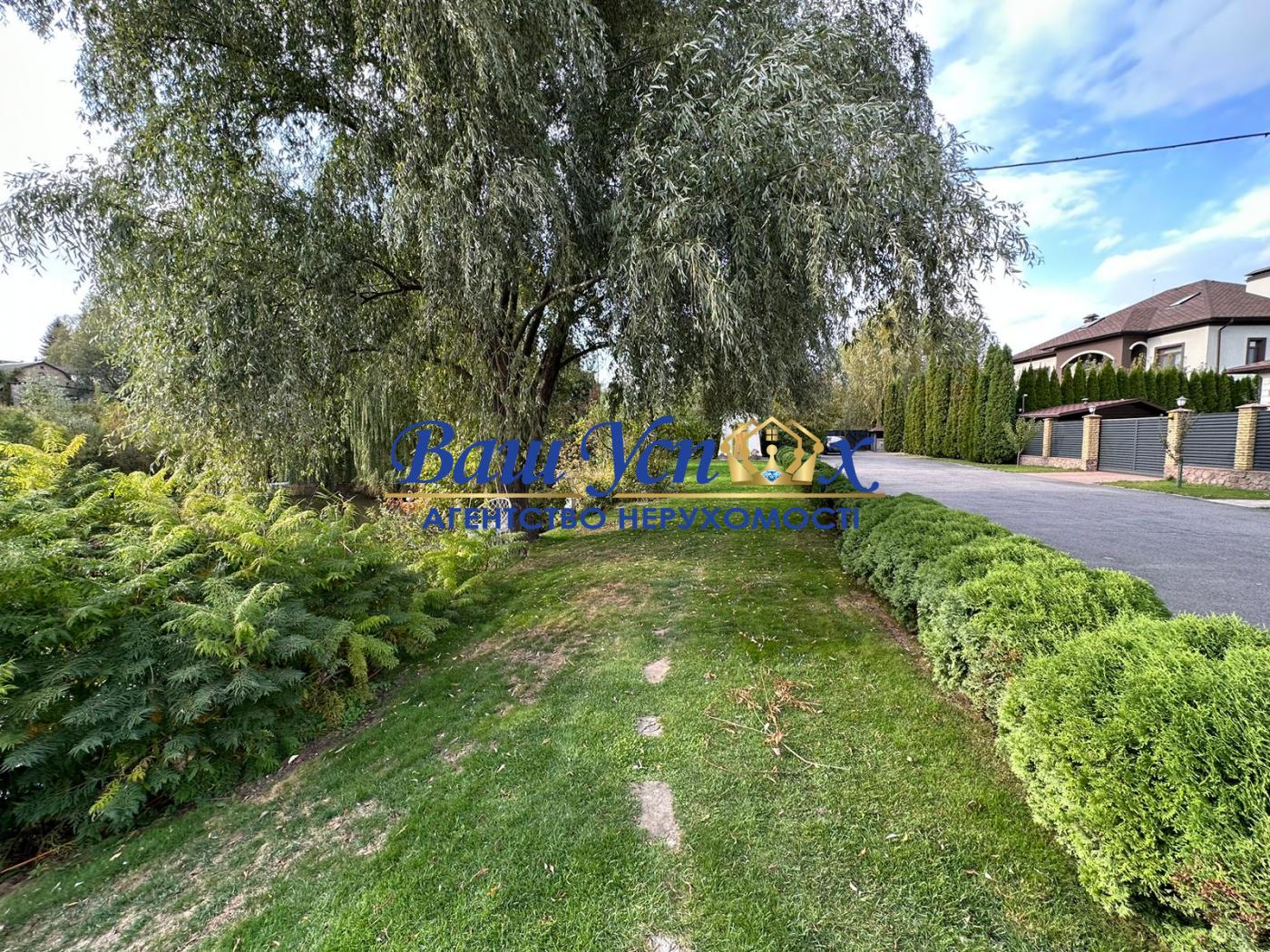 Продажа дома с новым ремонтом в городке . село Козин .