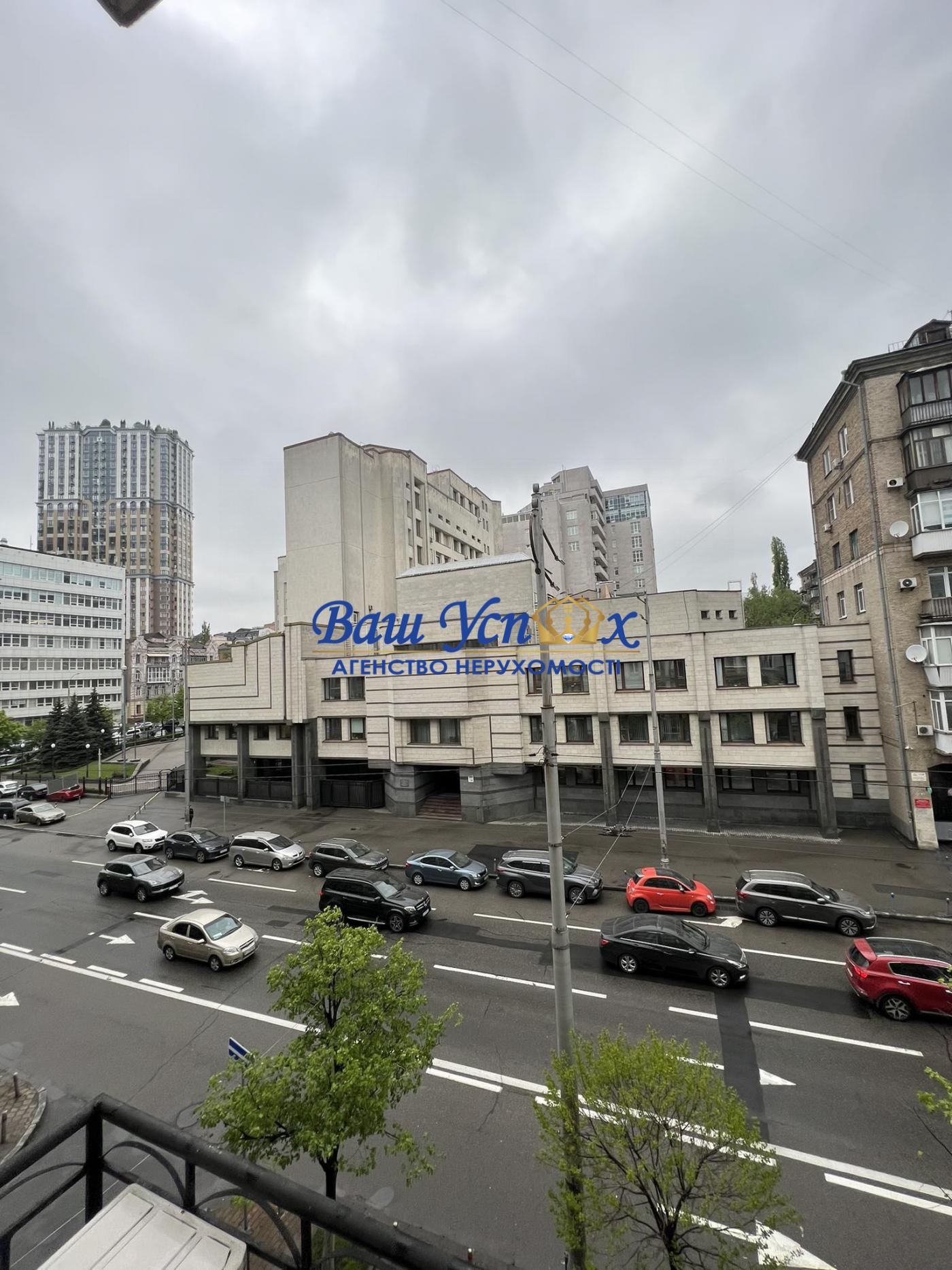 Продажа 4 ком с ремонтом  царский дом  ул. Жилянская, Классика
