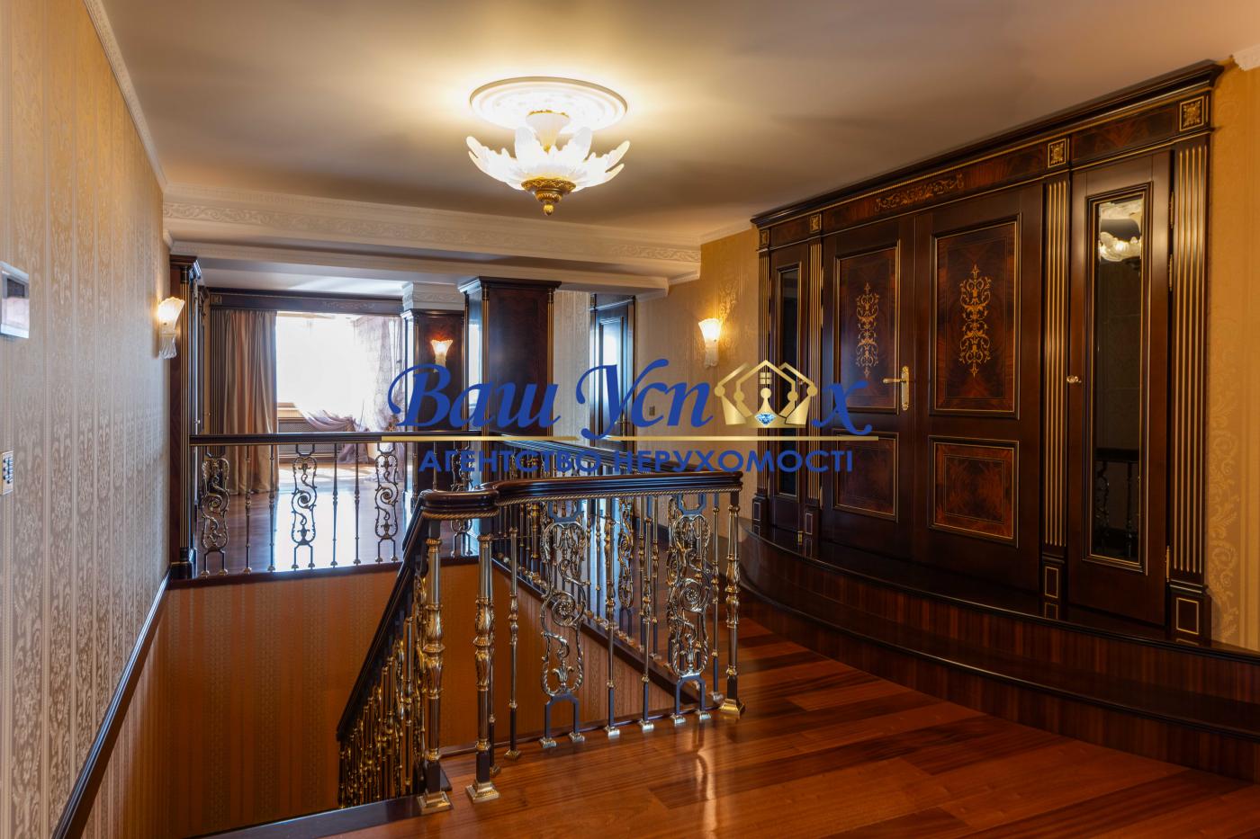Продажа пентхауса с ремонтом в центре Киева. Кловский спуск 5