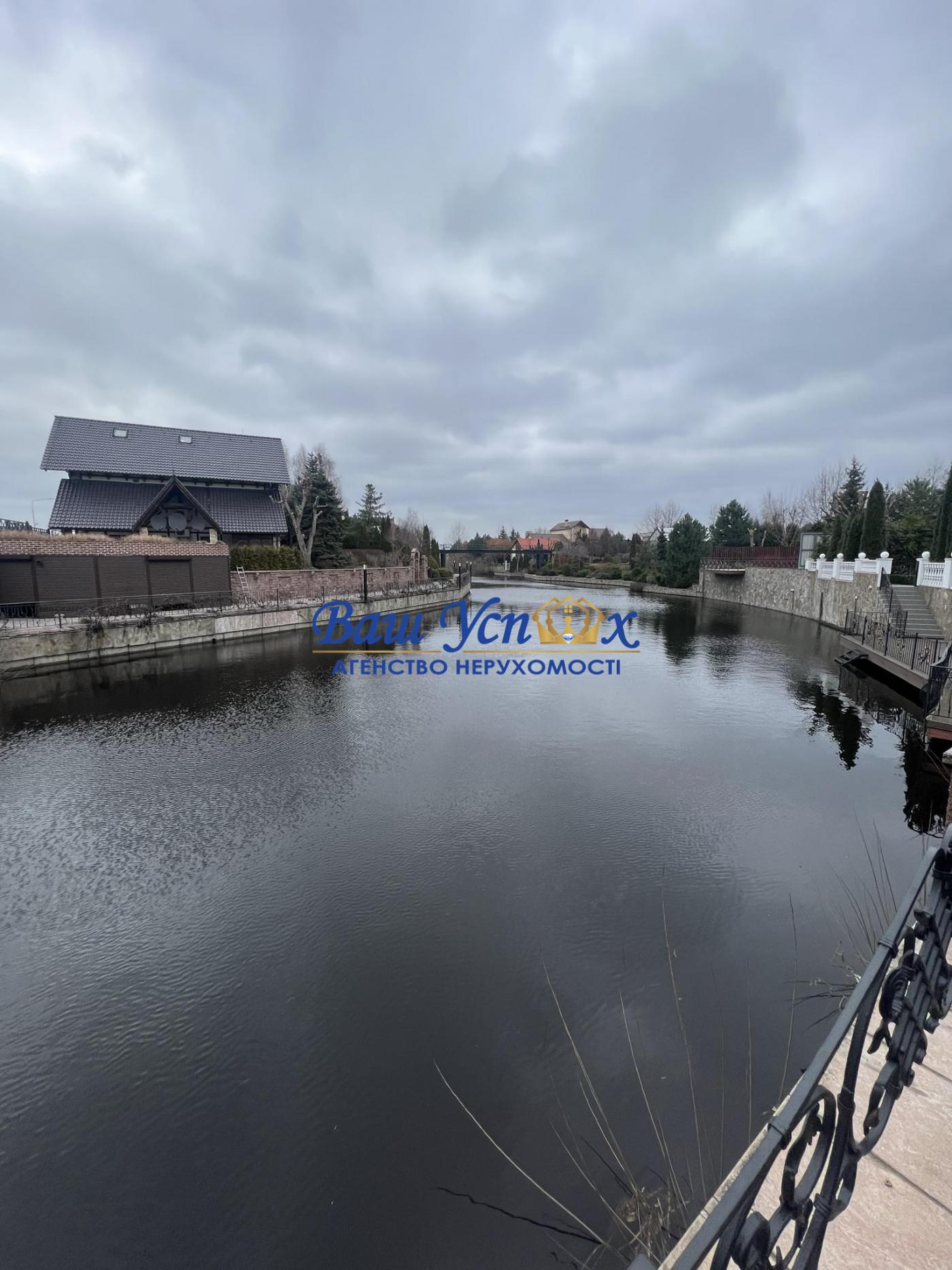 Продажа дома с выходом на реку Днепр в городке коттеджном.