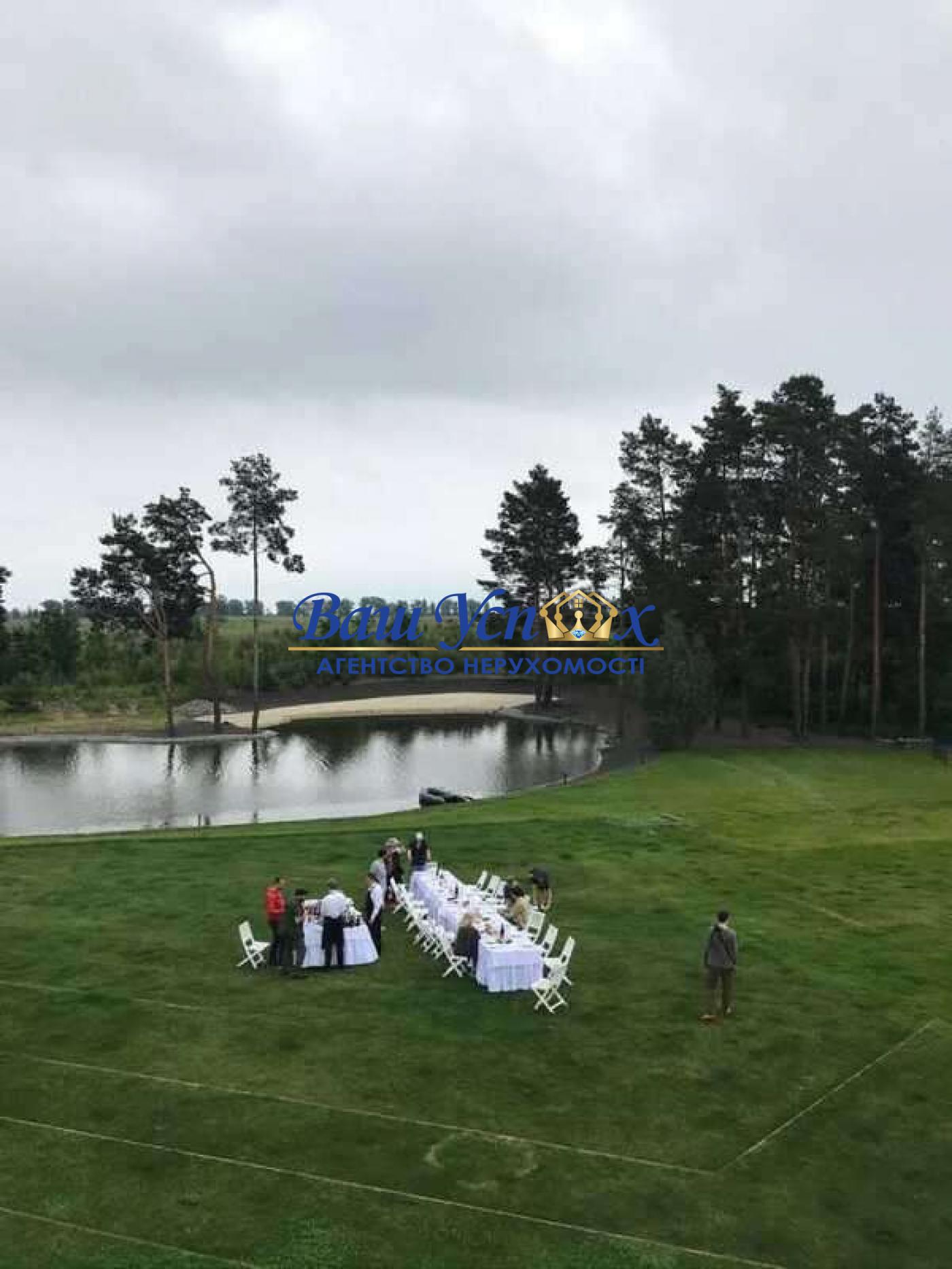Продажа дома в селе Белогородка с басейнами , озером