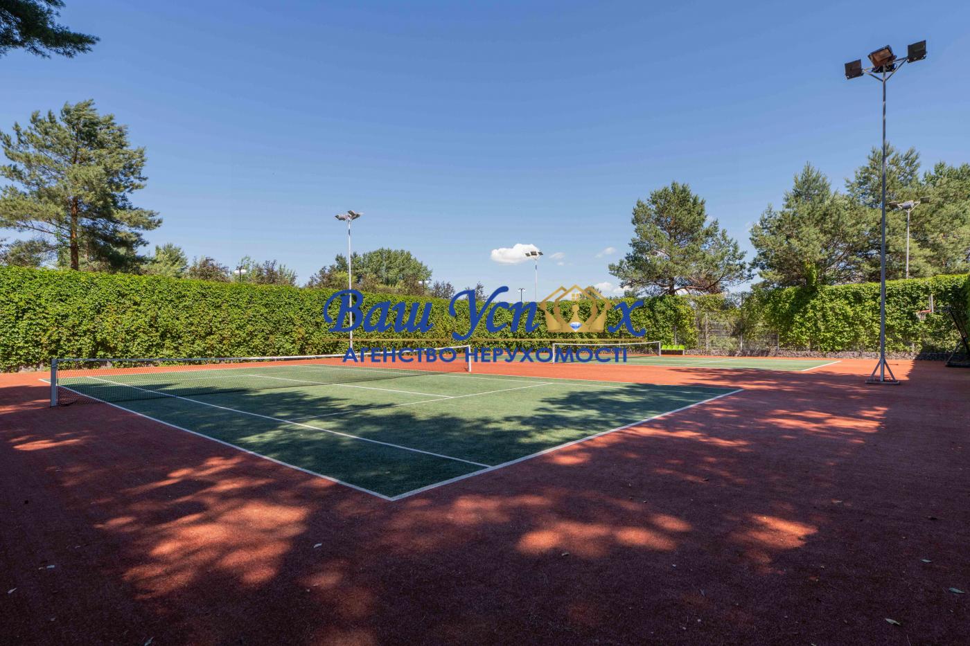 Продажа дома в лесу c выходом на озеро в городке Riviera Village .