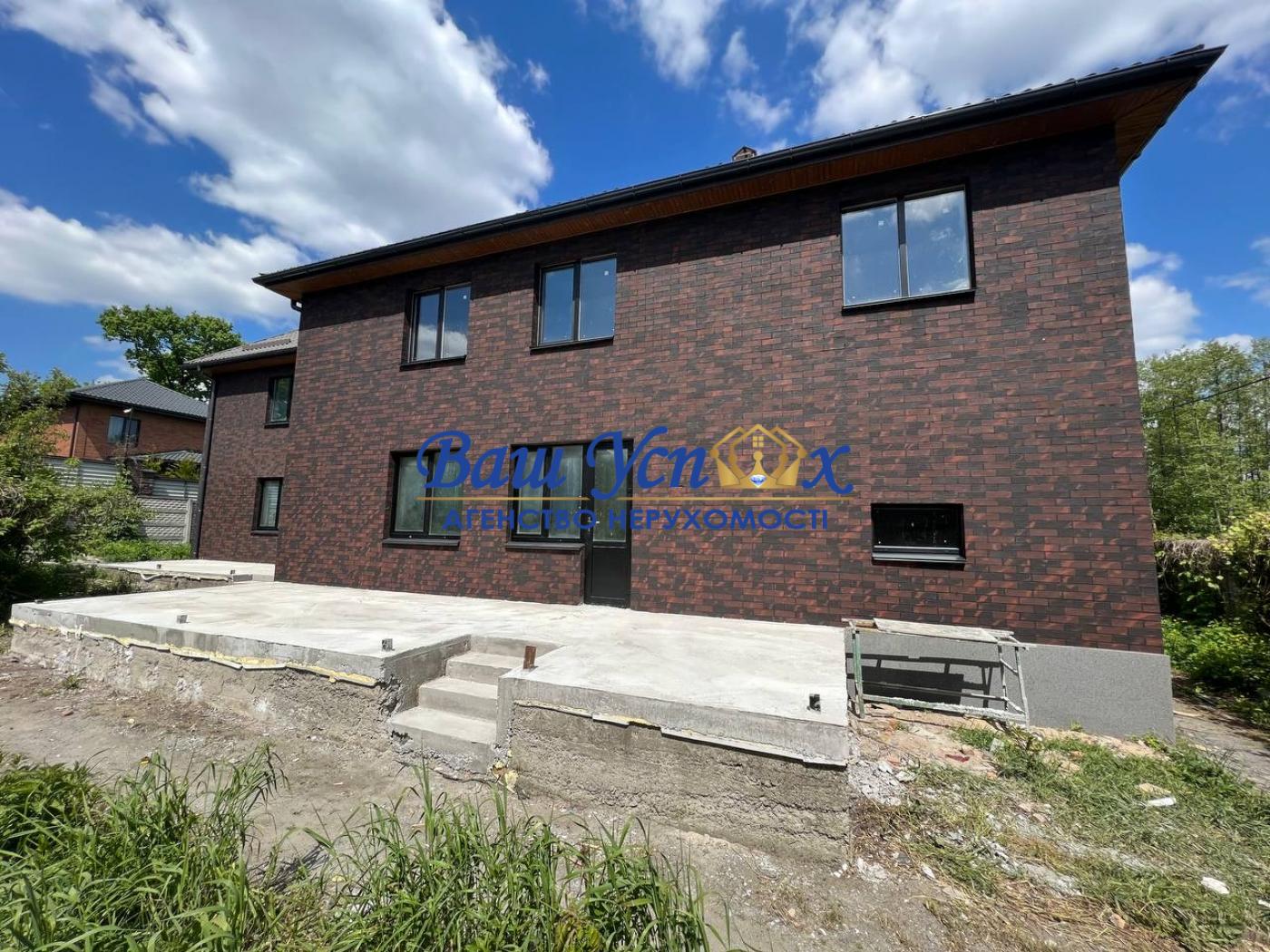 Продажа дома в городке. Ирпень лес .  В  коттеджном  городке .