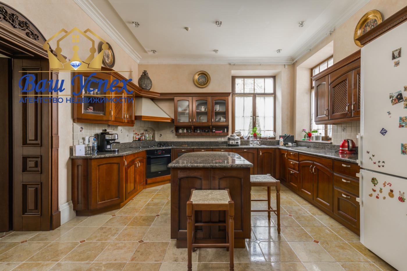 Продажа классного дома в лесу.  В центре села Лесники.Новообуховская трасса