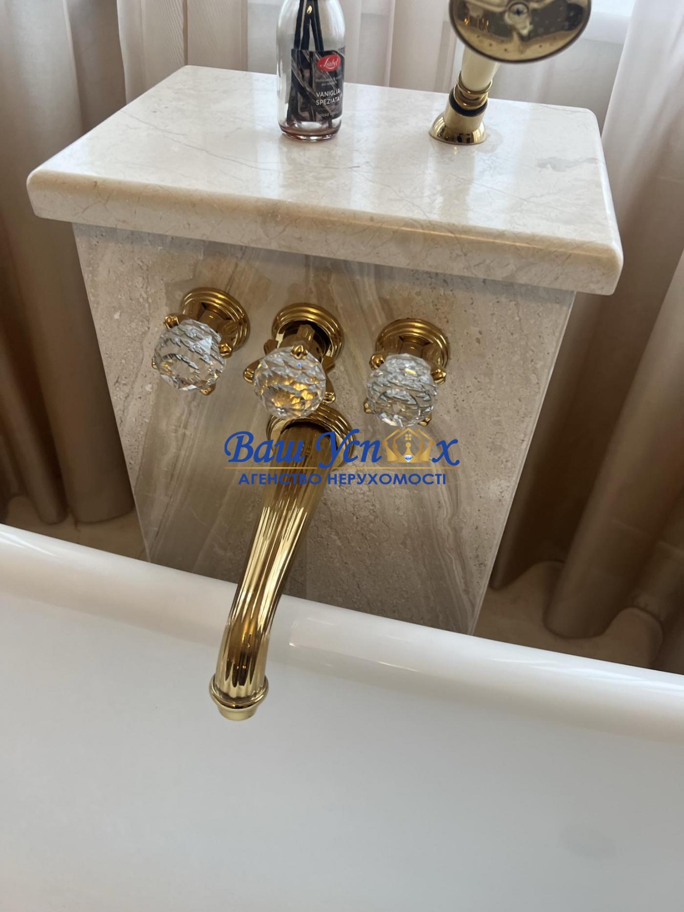 Продажа дома с выходом на реку Днепр в городке коттеджном.