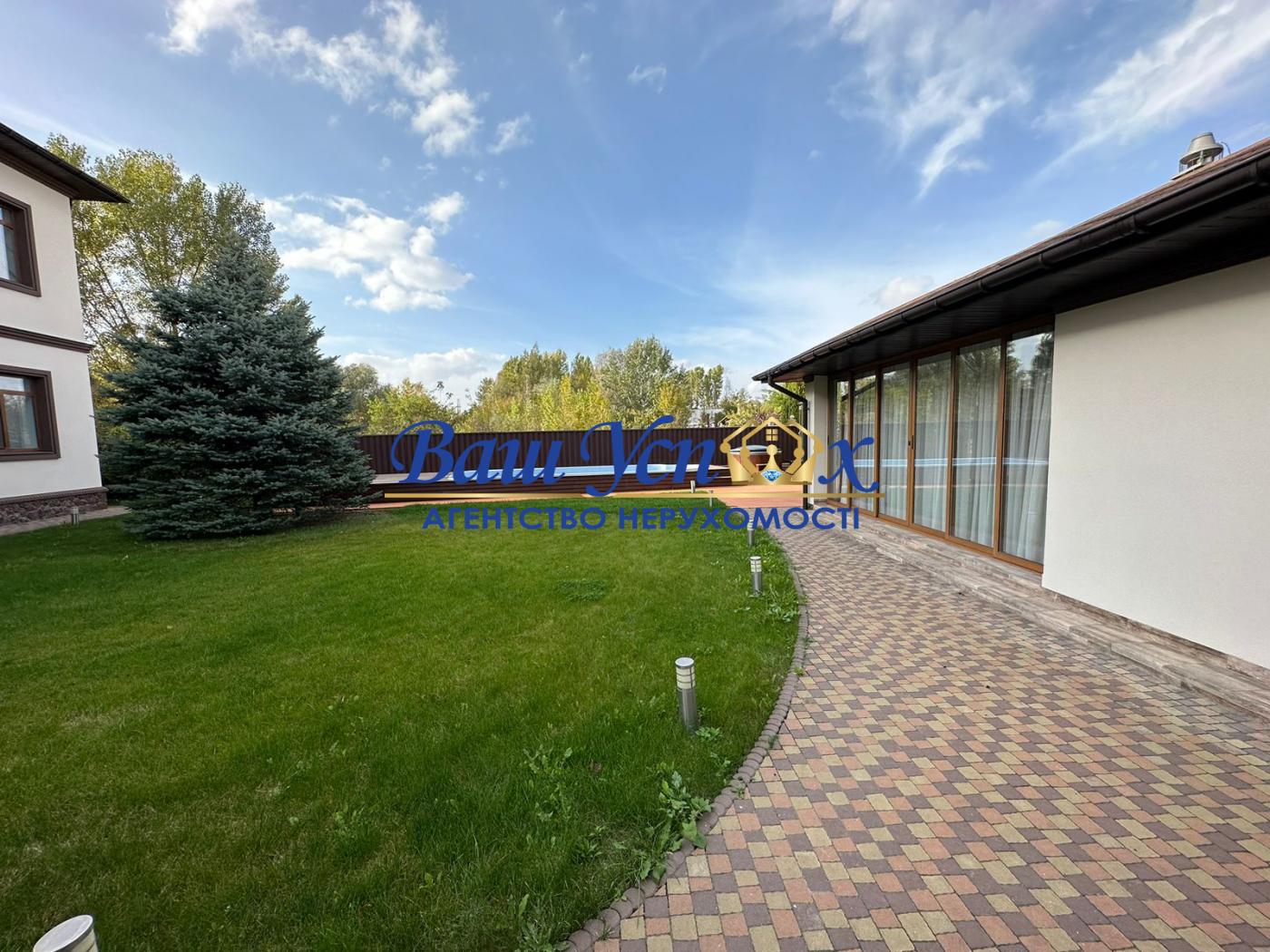 Продажа дома с новым ремонтом в городке . село Козин .