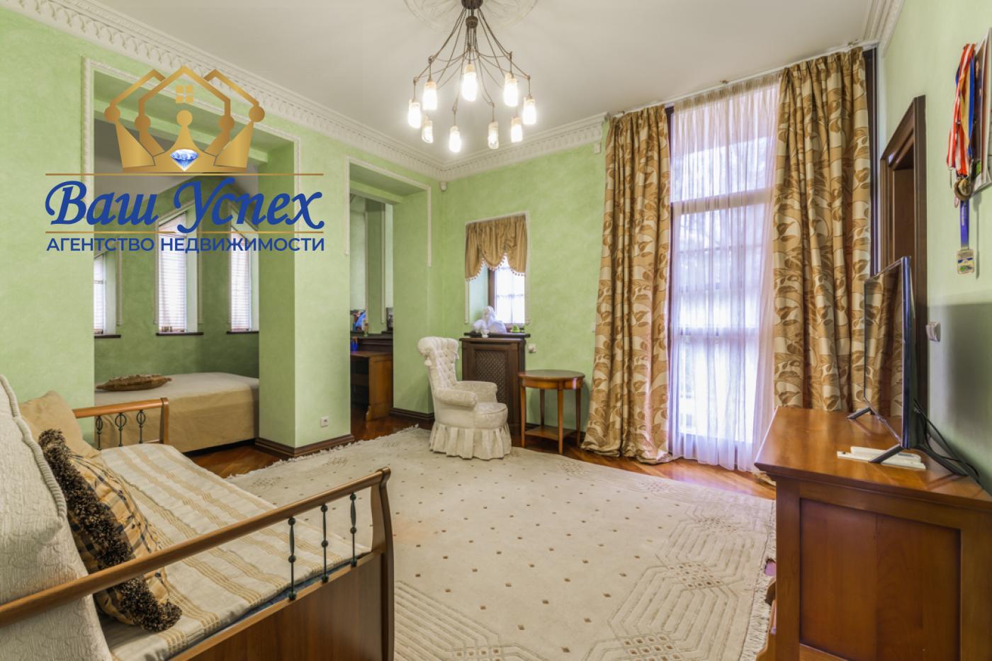 Продажа классного дома в лесу.  В центре села Лесники.Новообуховская трасса