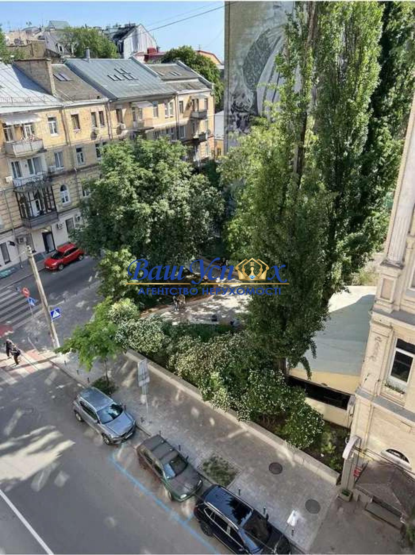 Продажа дворівневої  3 кімнатної  квартири по вул.Рейтарська .