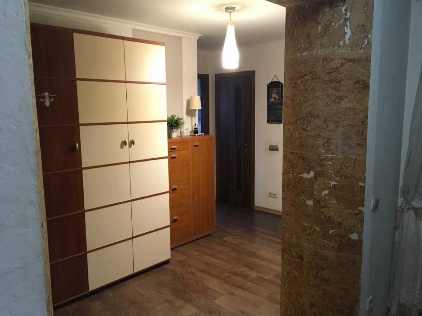 Продается 4-комнатная квартира по ул. Тополевая. Метро Вокзальная