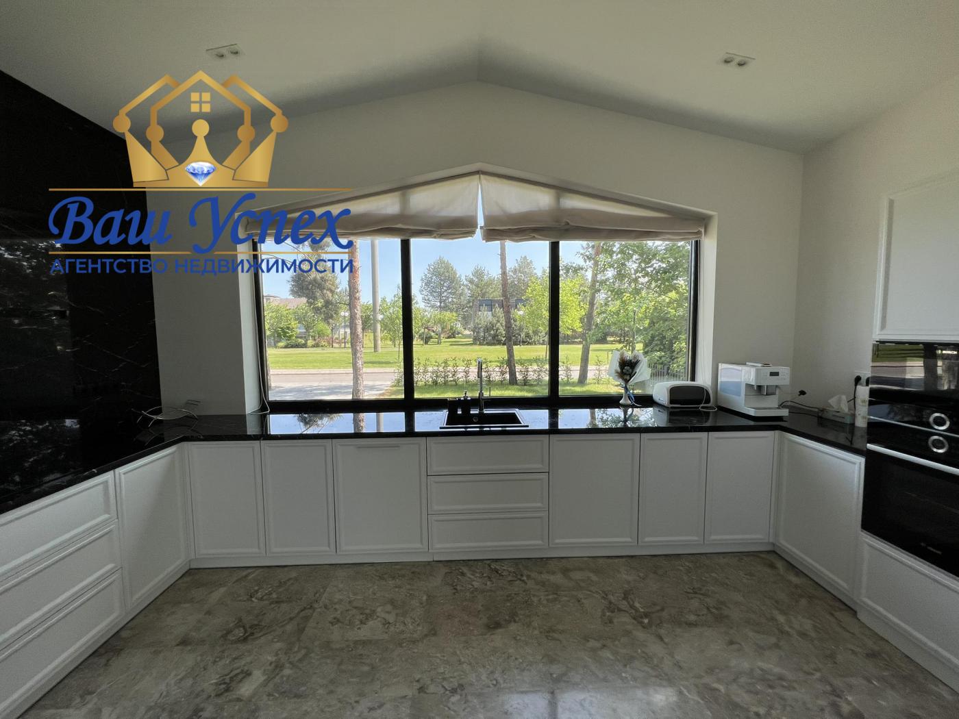 Продаж сучасного будинку в містечку в лісі. КГ RIVIERA VILLAGE