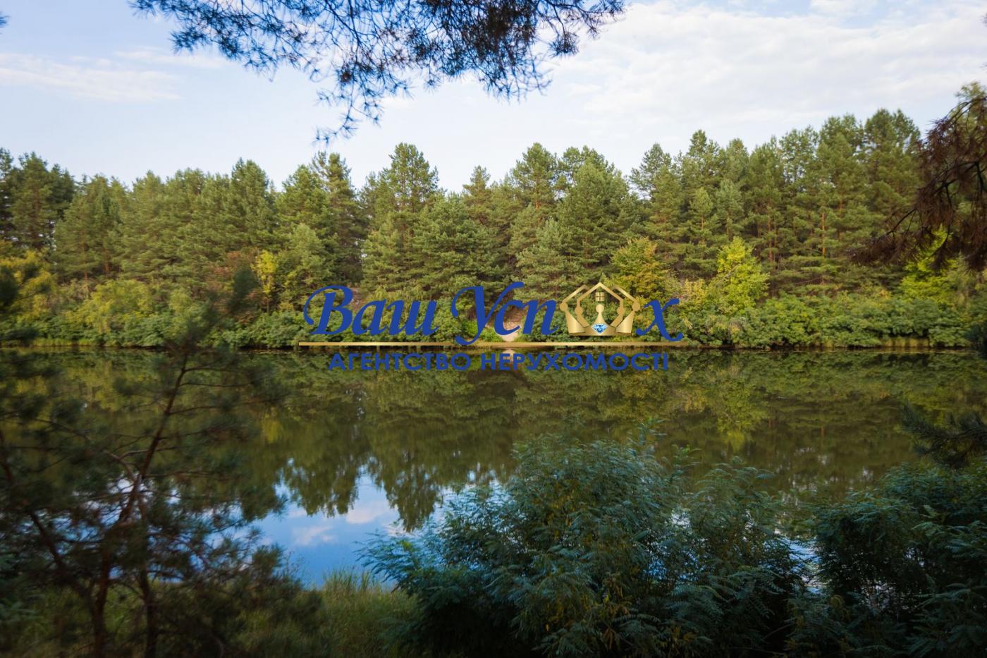 Продаж будинку  в городке в лесу , с выходом на реку. Дамба .